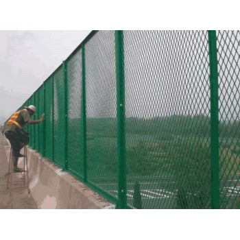 施工中的深圳高速公路桥梁防抛护栏网